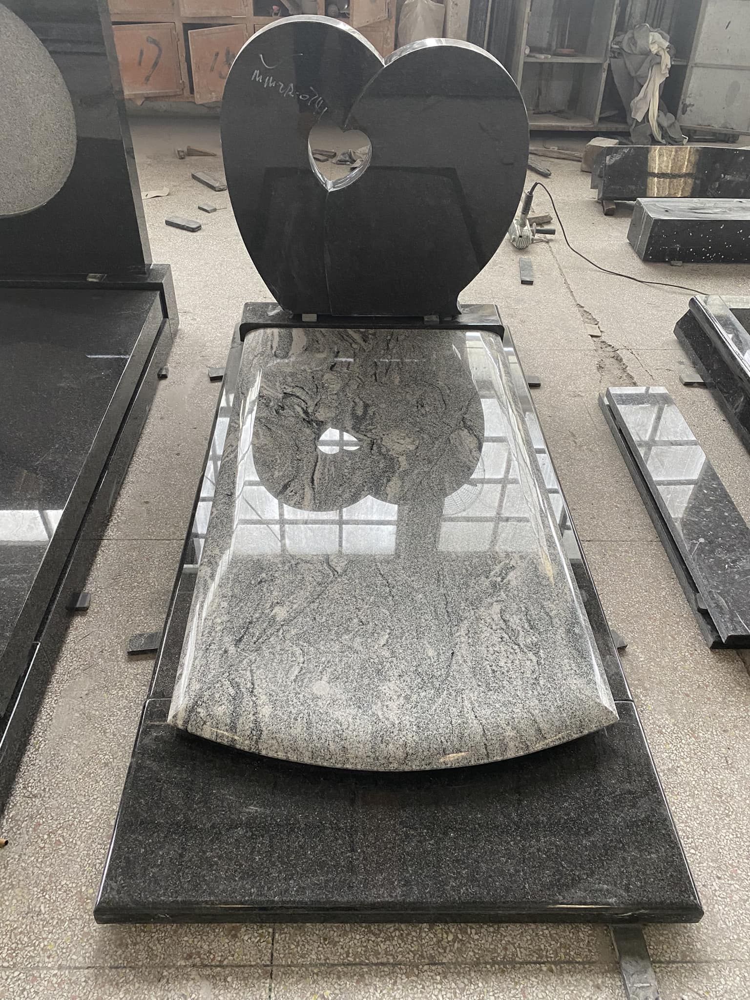 Monuments funéraires en granit  Comment bien choisir pour le Congo, RDC, Cameroun, Côte d’Ivoire et Gabon.jpg